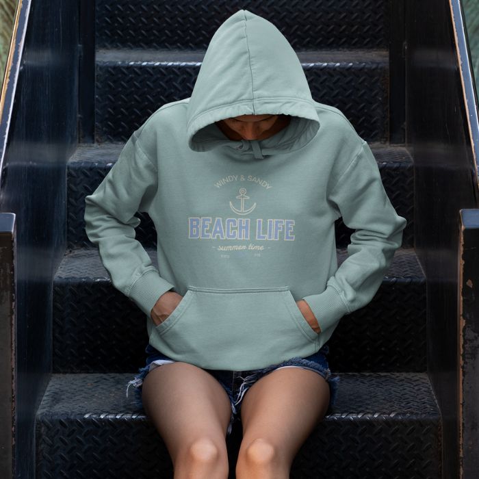 Frau mit Hoodie in Mint. Kapuzenpulli hellgrün Frau Motiv Beach Life