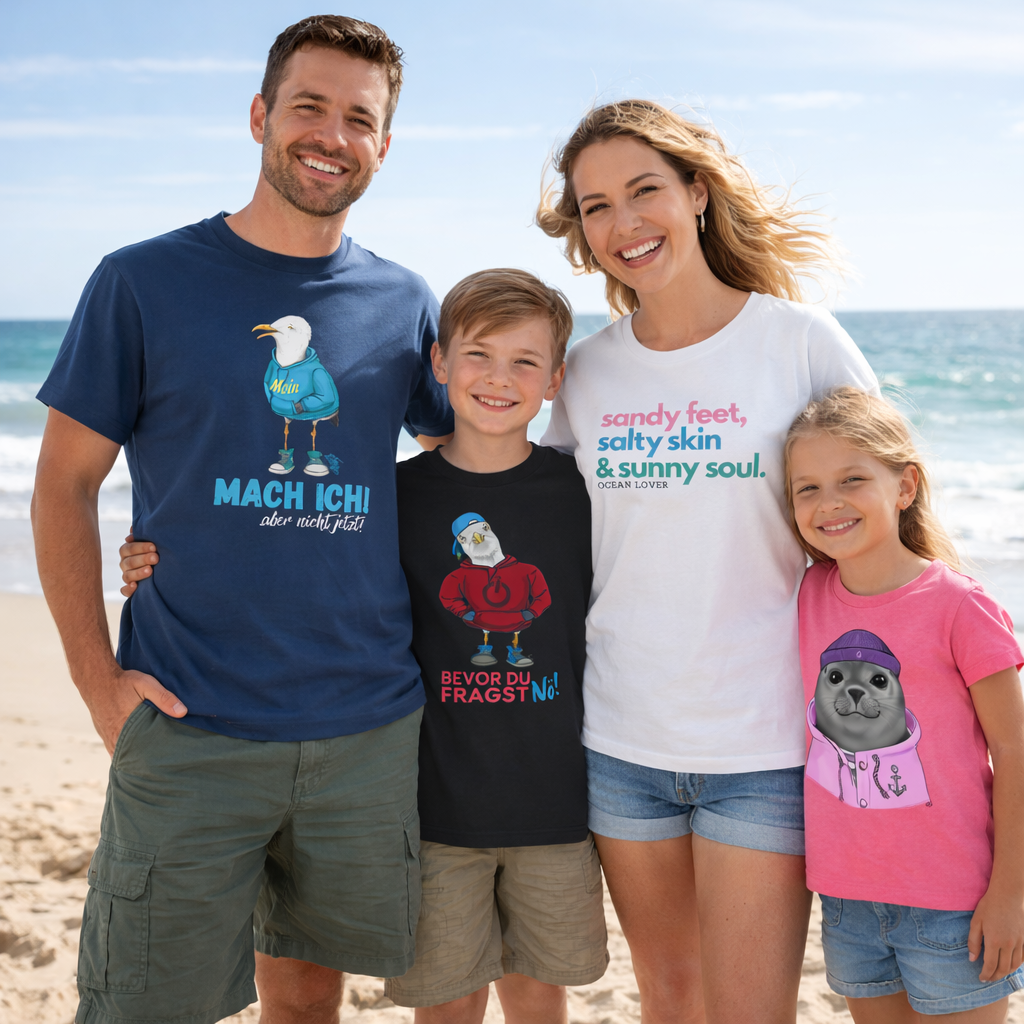 Glückliche junge Familie am Strand trägt maritime T-Shirts – Vater mit blauem „Mach ich, aber nicht jetzt“-Shirt, Mutter mit „Sandy Feet, Salty Skin & Sunny Soul“, Sohn mit schwarzem Statement-Shirt und Tochter mit pinkem Seehund-Motiv – perfekte Sommermode für Urlaub, Strandtage und Ocean Lover Look