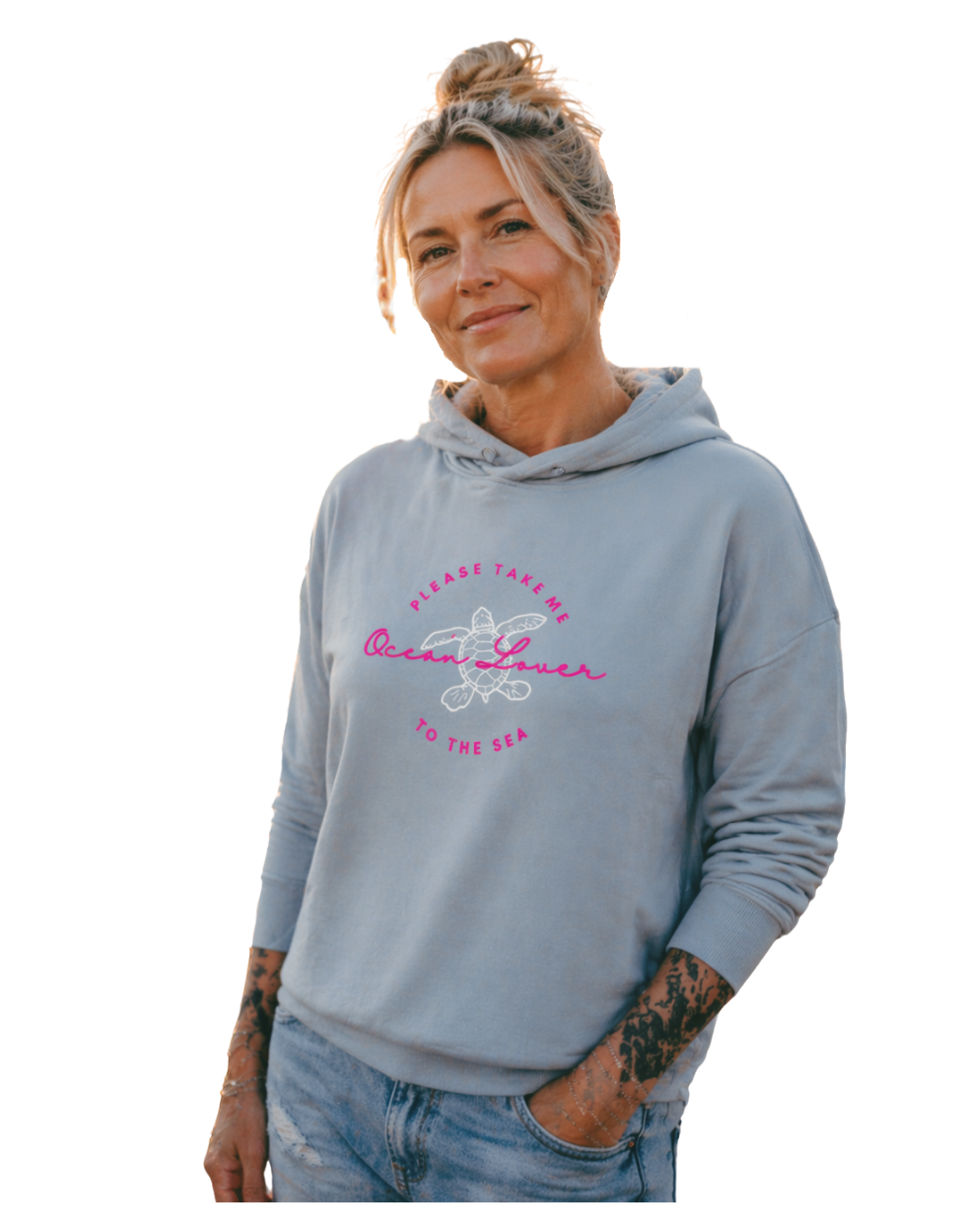 Ocean Lover Hoodie Damen: Hellblauer Hoodie mit „Please take me to the sea“-Print und Schildkröten-Motiv, lässig getragen von einer Frau – nachhaltiger Freizeit Hoodie im maritimen Stil.