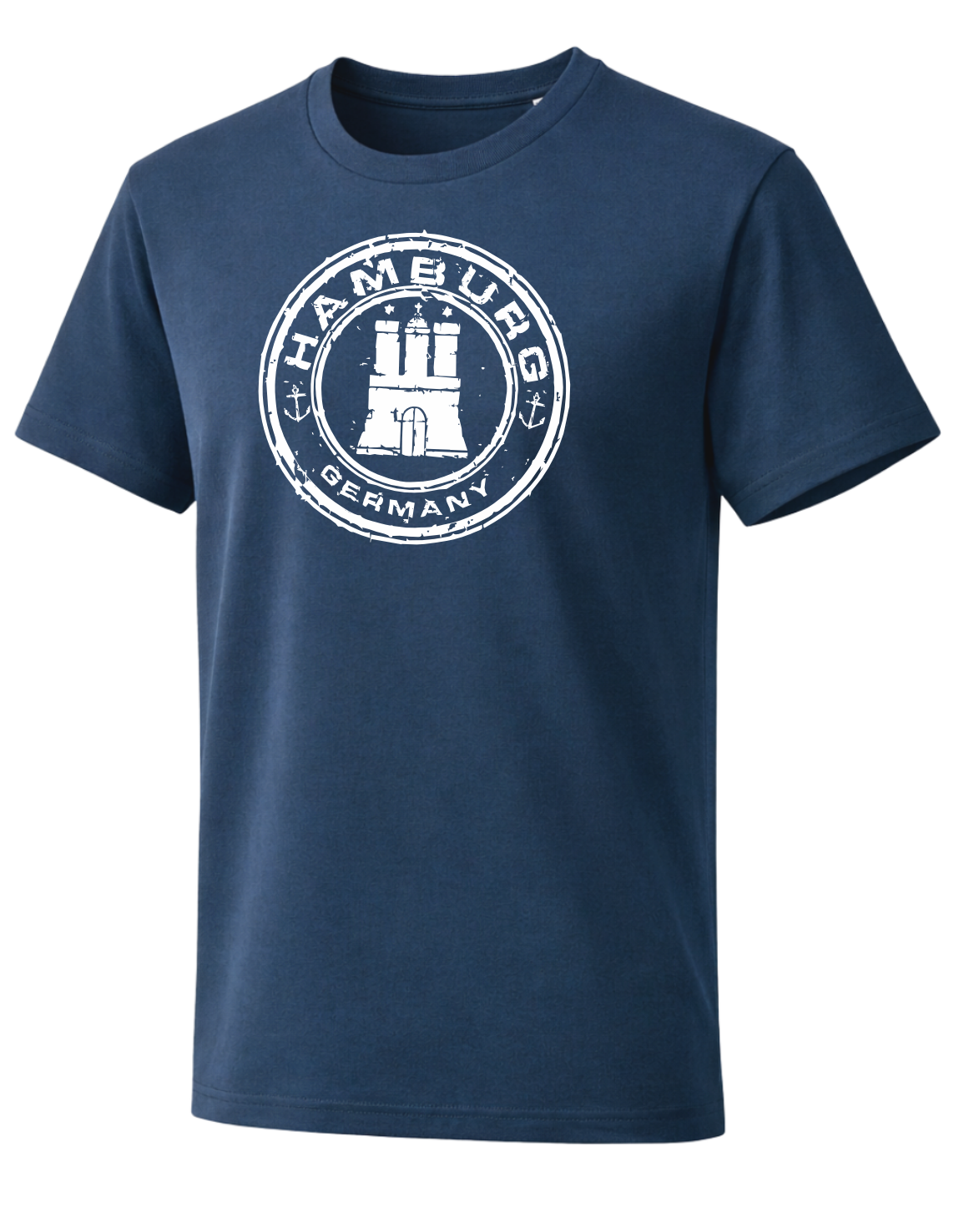 Dunkelblaues T-Shirt mit Rundhalsausschnitt und kurzen Ärmeln. Auf der Vorderseite befindet sich ein großer, weißer, runder Print im Stempel-Stil mit der Aufschrift „Hamburg Germany“. In der Mitte ist ein stilisiertes Hamburger Wahrzeichen abgebildet, umgeben von maritimen Elementen wie kleinen Ankern. Das Design wirkt leicht im Used-Look und hebt sich kontrastreich vom dunklen Stoff ab.